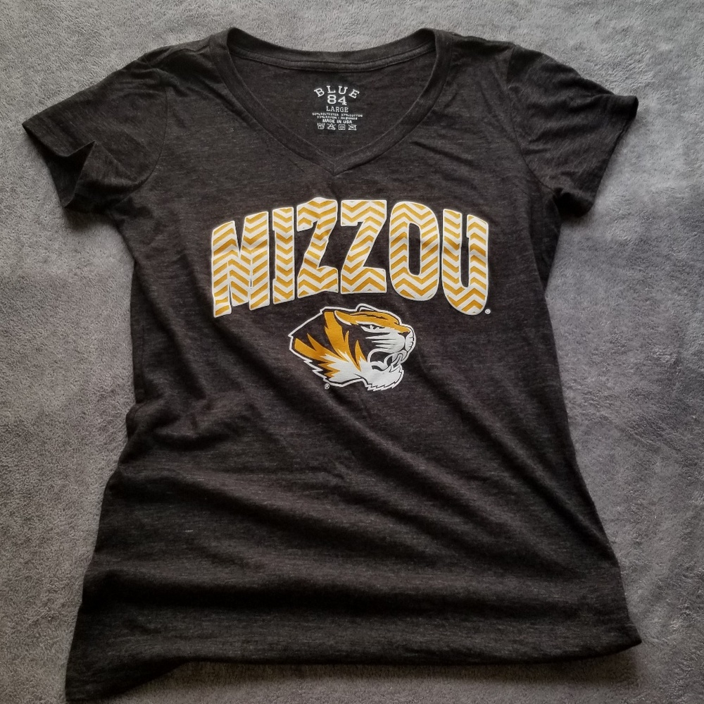 Mizzou V-neck tee Size large